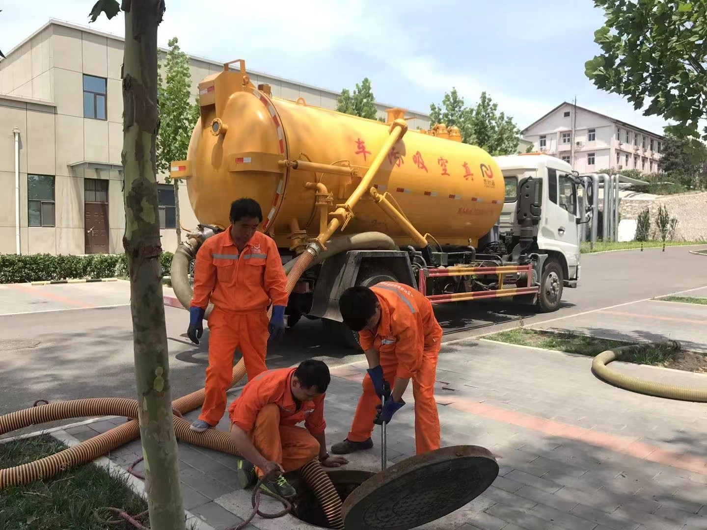 周宁管道疏通车停在窨井附近