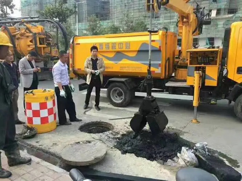 周宁街道：网格员化身“清道夫”，为民解忧疏通“堵心”化粪池